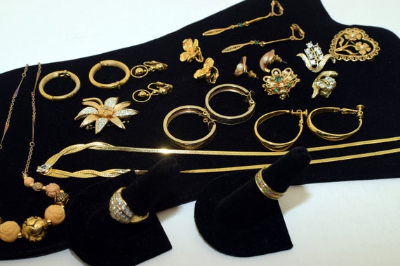 Vintage assorted gold tone metal jewelry - image 6