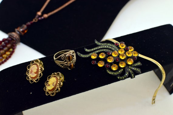 Assorted vintage jewelry set - image 4