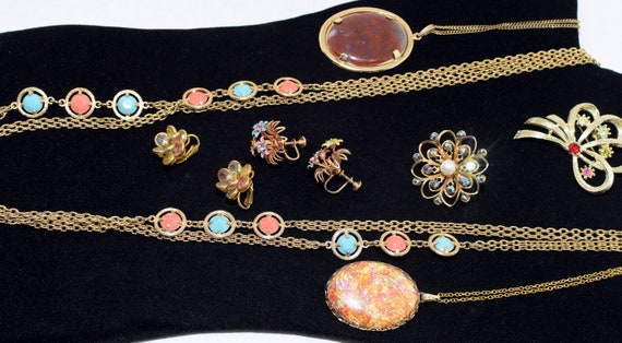 Collection of vintage jewelry - image 4