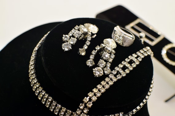 Gorgeous vintage clear rhinestone jewelry set - image 10