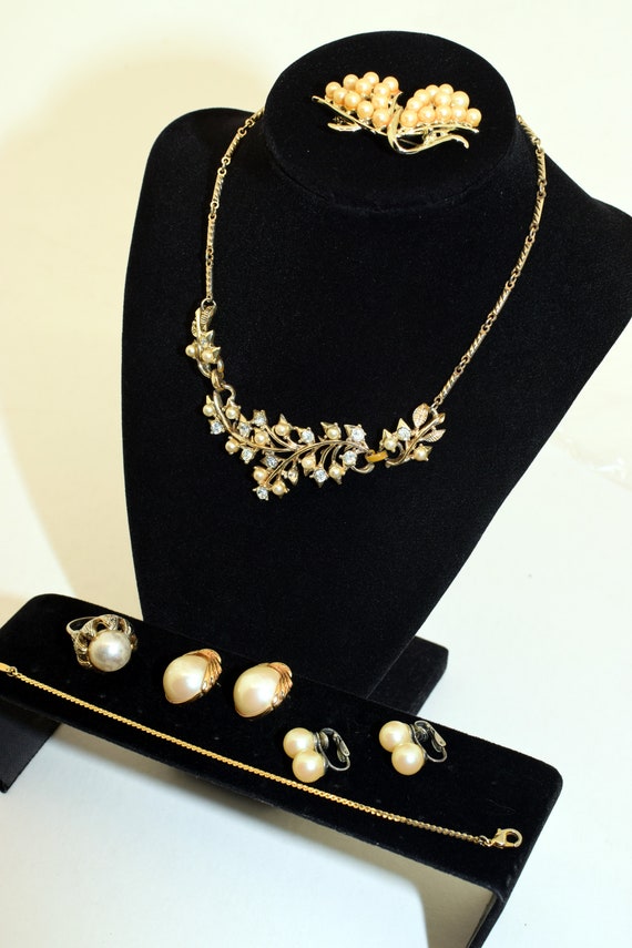 Vintage pearl bead and gold tone metal set