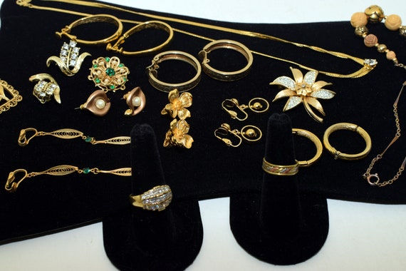 Vintage assorted gold tone metal jewelry - image 7