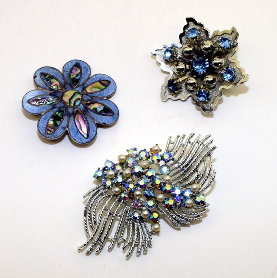 3 light blue brooches/pins