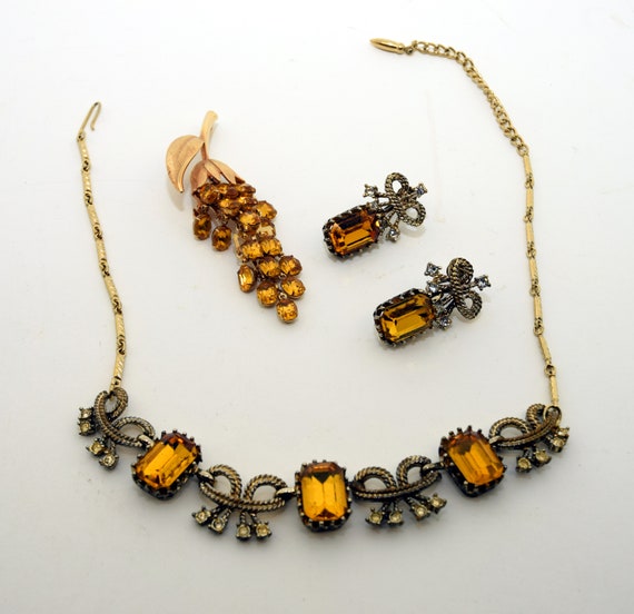 Vintage necklace, earring, and brooch set - image 5