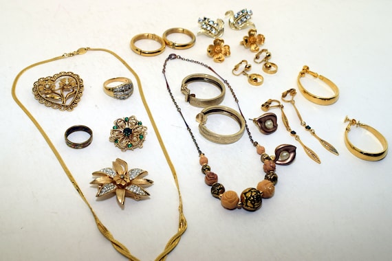 Vintage assorted gold tone metal jewelry - image 2