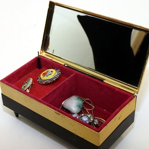 Sonsco Japan signed wind up footed music box filled with three brooches and a necklace