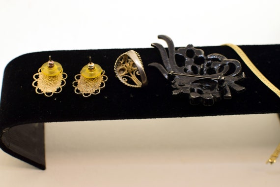 Assorted vintage jewelry set - image 5