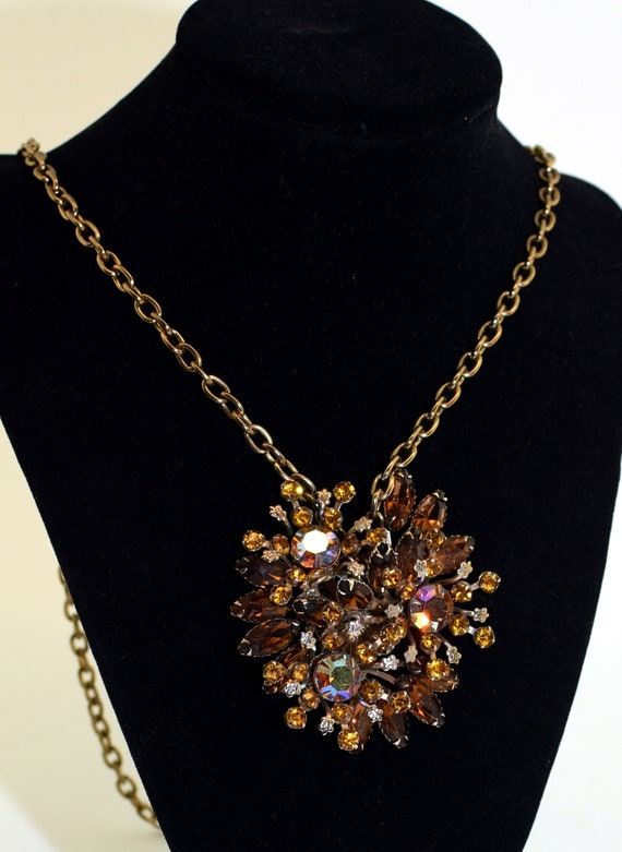 Beautiful unsigned vintage necklace with gorgeous 