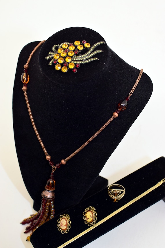 Assorted vintage jewelry set - image 1