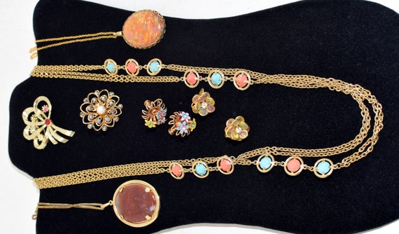 Collection of vintage jewelry - image 5