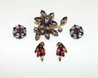 Set vintage broche en oorbellen met strassteentjes: paarse en roze bloemensieraden