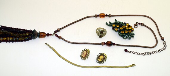 Assorted vintage jewelry set - image 6