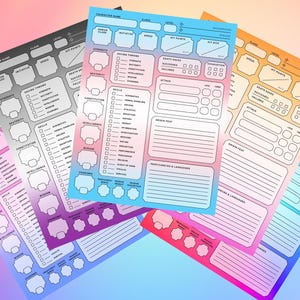 Può includere: Cinque diverse schede di personaggio per giochi di ruolo. Le schede sono stampate su carta colorata con un effetto sfumato. Ogni scheda ha uno schema di colori diverso, tra cui rosa, blu, arancione e viola. Le schede sono progettate per consentire ai giocatori di tenere traccia delle statistiche, delle abilità e di altre informazioni del loro personaggio.