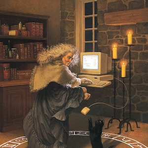 Op de afbeelding: Een vrouw met lang wit haar zit voor een computer en gebruikt een muis om een ​​zwarte kat te besturen die op een cirkel met astrologische symbolen staat. De kamer is zwak verlicht met kaarsen en heeft een boekenkast vol boeken.