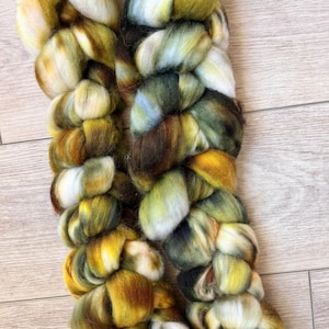 Hand dyed Wool roving, spinning fiber, Weaving fiber, felting, hand dyed wool, superwashed roving, green and yellow roving, fine merino wool