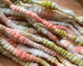 Hilo de arte handspun, hilo voluminoso, hilo de arte verde, hilo de arte verde y melón, hilo de arte verde y melocotón, hilo jumbo, hilo grueso, hilo de tejido,