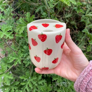 予約販売 ストロベリートラベルマグ、手作り陶器コーヒー抹茶カップ、セラミック製持ち運びカップ、コーヒー紅茶愛好家へのユニークなギフト、かわいいギフト、シップマグ