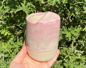 Vorbestellung: Handgefertigter rosa Reisebecher aus Steingut: Keramikbecher für Kaffee und Tee