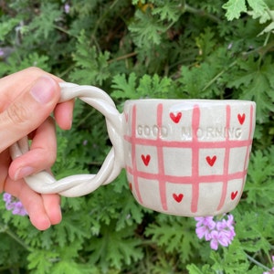 Taza de café de cerámica personalizable, taza con letras hecha a mano con asa, linda taza de té floral personalizada, regalo para amiga, regalo para ella, regalo para mamá