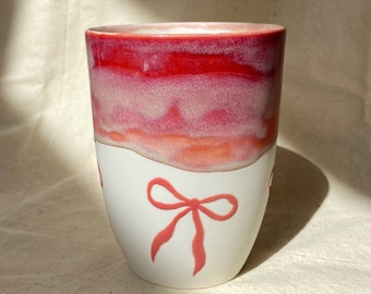 Taza de cerámica con lazo rosa hecha a mano: taza de porcelana para café y té