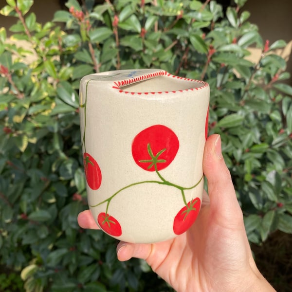 Förbeställ handgjord tomatmugg i keramik – italiensk sommarkaffekopp