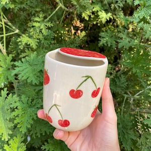 先行予約 陶器ストロベリーチェリートラベルマグ、手作り陶器コーヒーティーカップ、陶器の持ち運び用カップ、お茶好きの方へのギフト、かわいいギフト、シップマグ
