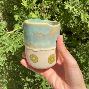 先行予約 セラミック キウイ トラベルマグ 手作り陶器コーヒーティーカップ セラミック 持ち運び用カップ コーヒー 紅茶愛好家へのユニークなギフト かわいいギフト シップマグ