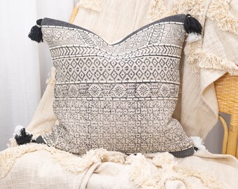 Handtuftade kuddfodral med tofsar i bomull: Marockansk boho-stil