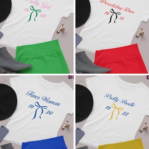 Puede incluir: Juego de tres jarrones de cerámica blanca con diseño acanalado. Los jarrones tienen diferentes alturas: aproximadamente 25 cm, 20 cm y 15 cm. Diseño moderno y minimalista.