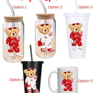 Puede incluir: Varias opciones de vasos con un dise&ntilde;o de oso de peluche. Las opciones incluyen vasos de vidrio con tapas de bamb&uacute;, un vaso de pl&aacute;stico blanco, un vaso de pl&aacute;stico negro y una taza de cer&aacute;mica blanca. El oso de peluche lleva gafas de sol y un ch&aacute;ndal rojo.