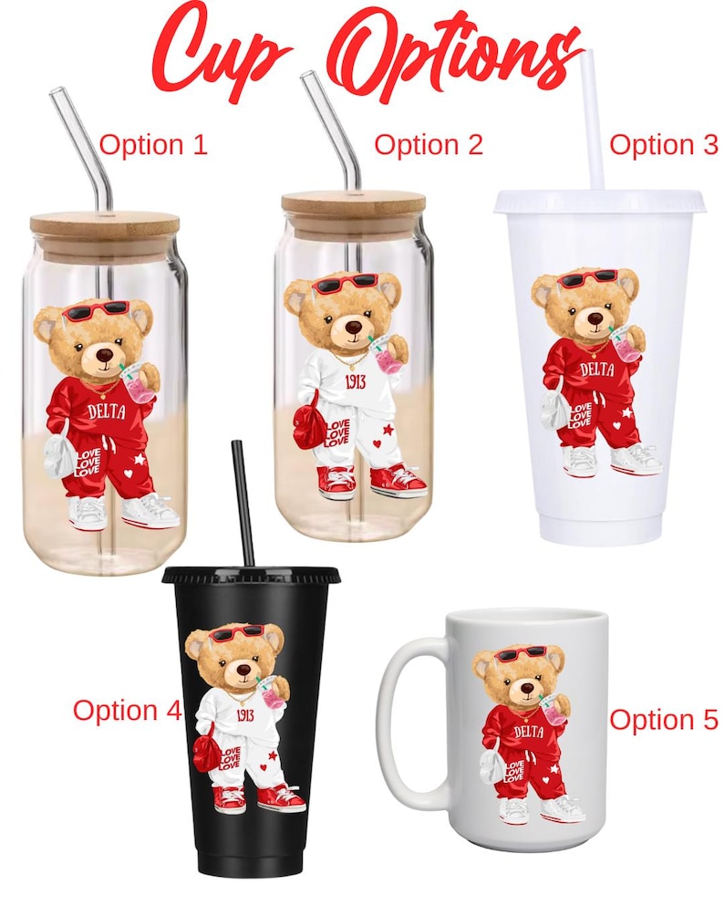 Puede incluir: Varias opciones de vasos con un dise&ntilde;o de oso de peluche. Las opciones incluyen vasos de vidrio con tapas de bamb&uacute;, un vaso de pl&aacute;stico blanco, un vaso de pl&aacute;stico negro y una taza de cer&aacute;mica blanca. El oso de peluche lleva gafas de sol y un ch&aacute;ndal rojo.