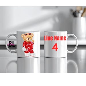 Puede incluir: Dos tazas de cer&aacute;mica blanca. Una taza presenta un oso de peluche con gafas de sol y un ch&aacute;ndal rojo con la palabra "DELTA". La otra taza tiene el texto "Line Name" encima del n&uacute;mero "4" en rojo.