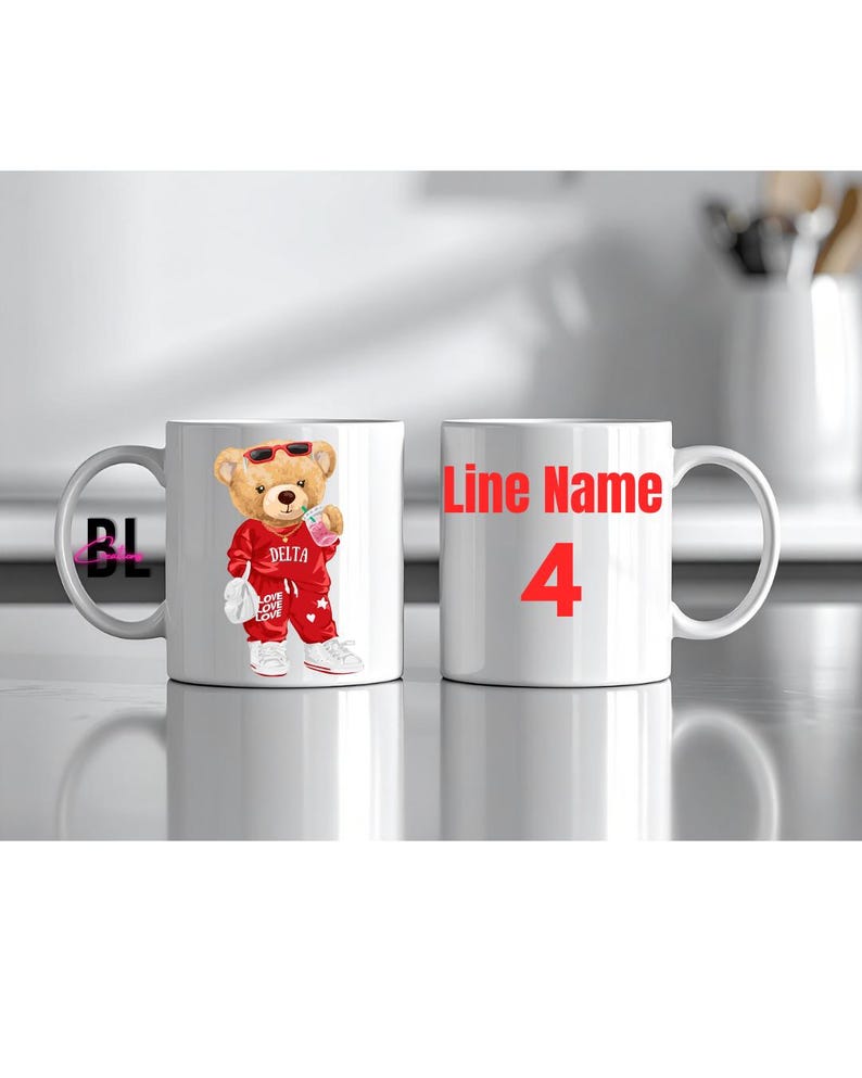 Puede incluir: Dos tazas de cer&aacute;mica blanca. Una taza presenta un oso de peluche con gafas de sol y un ch&aacute;ndal rojo con la palabra "DELTA". La otra taza tiene el texto "Line Name" encima del n&uacute;mero "4" en rojo.
