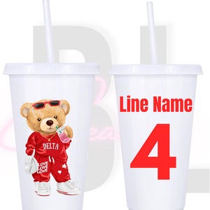 Puede incluir: Vaso de pl&aacute;stico blanco con tapa y pajita. Un vaso presenta un oso de peluche de dibujos animados con ch&aacute;ndal rojo, gafas de sol y zapatillas deportivas. El otro vaso tiene el texto "Line Name" y el n&uacute;mero "4" en rojo.