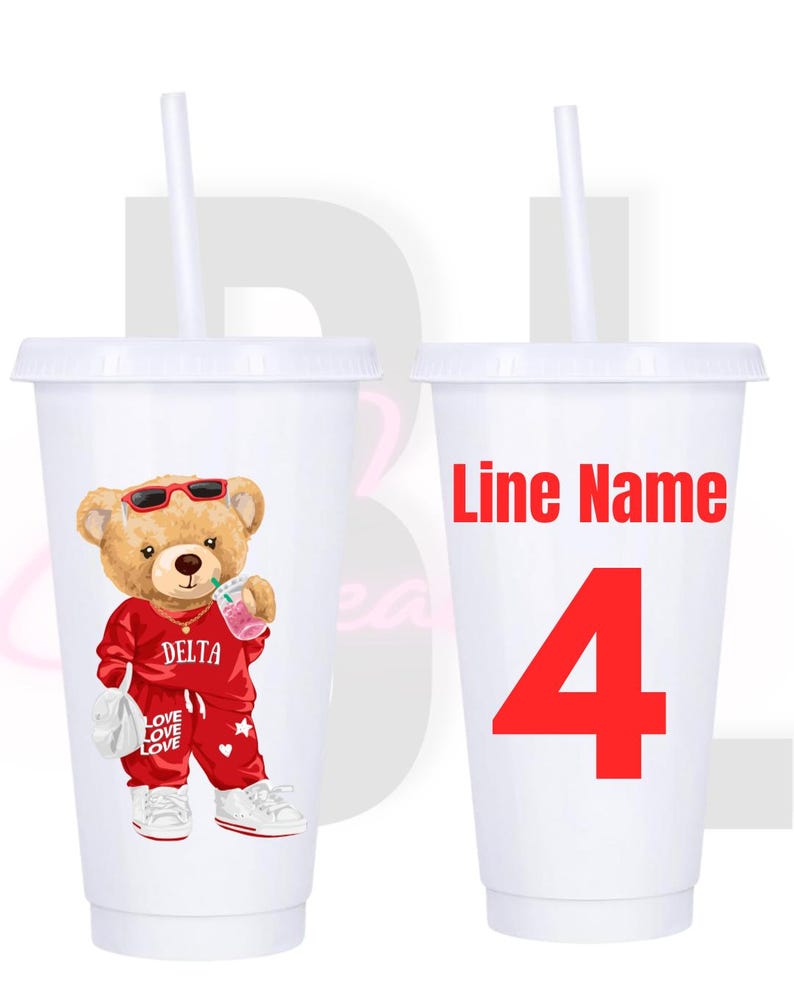 Puede incluir: Vaso de pl&aacute;stico blanco con tapa y pajita. Un vaso presenta un oso de peluche de dibujos animados con ch&aacute;ndal rojo, gafas de sol y zapatillas deportivas. El otro vaso tiene el texto "Line Name" y el n&uacute;mero "4" en rojo.