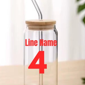Puede incluir: Un vaso transparente en forma de lata con tapa de bamb&uacute; y pajita de cristal curvada. El vaso tiene el texto "Line Name" y el n&uacute;mero "4" en rojo. Dise&ntilde;ado para bebidas fr&iacute;as.