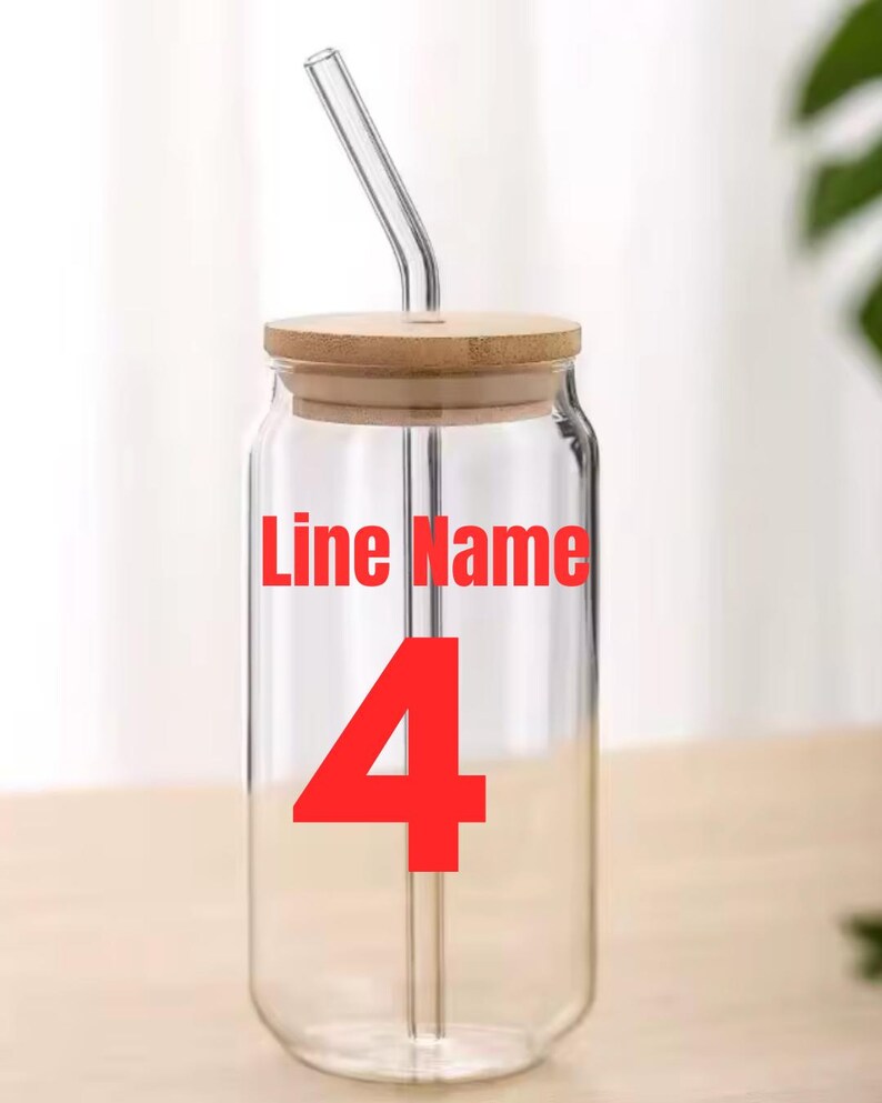 Puede incluir: Un vaso transparente en forma de lata con tapa de bamb&uacute; y pajita de cristal curvada. El vaso tiene el texto "Line Name" y el n&uacute;mero "4" en rojo. Dise&ntilde;ado para bebidas fr&iacute;as.