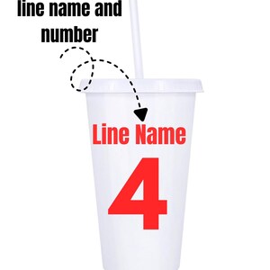 Puede incluir: Un vaso desechable blanco con tapa y pajita. La taza tiene las palabras "Line Name" en rojo, con el n&uacute;mero "4" debajo. Encima de la taza, el texto dice "Option to include line name and number."