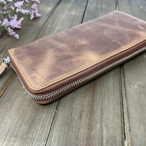 Cartera larga de cuero con cremallera grabada personalizada. Regalo para él o para ella. Graduación, aniversario o Navidad para esposa o mamá.