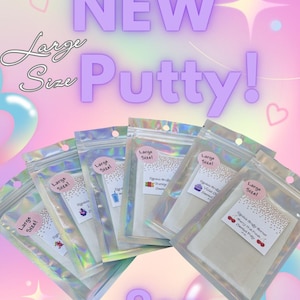 Op de afbeelding: Een verzameling doorzichtige zakjes gevuld met witte klei, elk met het label "Large Size". De afbeelding toont de tekst "NEW Putty!" en ".9oz." op een pastelroze en paarse achtergrond.