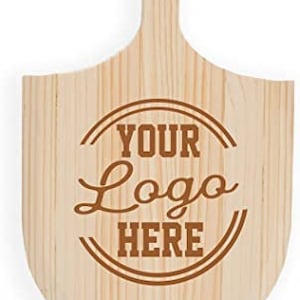 Puede incluir: Una pala de pizza de madera con un mango y una pala redonda. La pala tiene el texto "YOUR LOGO HERE" grabado en ella.