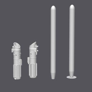Puede incluir: Tres accesorios de sable de luz de plástico blanco. Dos son largos y delgados, y uno es más corto y tiene un diseño más detallado.