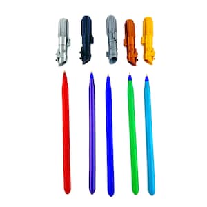 Puede incluir: Siete bol&iacute;grafos con cartuchos de tinta de diferentes colores: rojo, morado, azul, verde y azul. Los bol&iacute;grafos est&aacute;n dispuestos en fila sobre un fondo blanco.