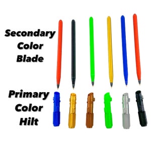 Puede incluir: Un conjunto de diez bol&iacute;grafos de sable de luz con diferentes colores de hoja y empu&ntilde;adura. Las hojas son roja, negra, verde, dorada, azul y negra. Las empu&ntilde;aduras son azul, dorada, cobre, verde, plateada y negra.