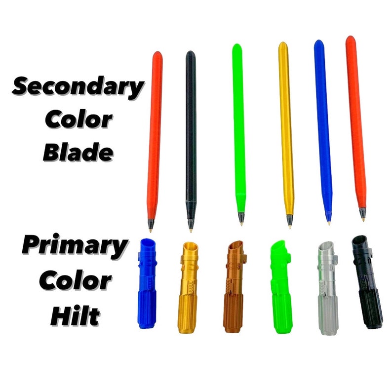 Puede incluir: Un conjunto de diez bol&iacute;grafos de sable de luz con diferentes colores de hoja y empu&ntilde;adura. Las hojas son roja, negra, verde, dorada, azul y negra. Las empu&ntilde;aduras son azul, dorada, cobre, verde, plateada y negra.