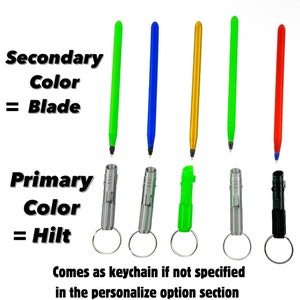 Puede incluir: Cinco dise&ntilde;os de llaveros de sable de luz con diferentes combinaciones de colores. El llavero es plateado con una hoja verde, azul, dorada o roja. El texto de la imagen dice "Color secundario = Hoja" y "Color primario = Empu&ntilde;adura".