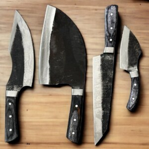 Puede incluir: Un juego de seis cuchillos de cocina con mangos de madera negra. Los cuchillos tienen diferentes formas y tamaños de hoja, incluyendo un cuchillo de carnicero, un cuchillo de chef y un cuchillo para pelar.
