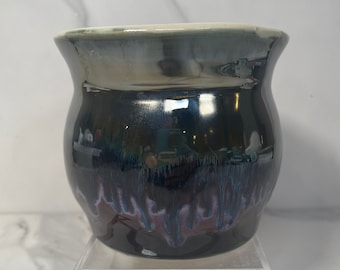 Mirrored vase in black in blue