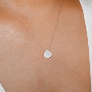 Halsband med månstenssnöre i siden: Elegant halsband med ädelstenar