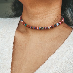 Gargantilla de hilo batik: Joyería tribal bohemia